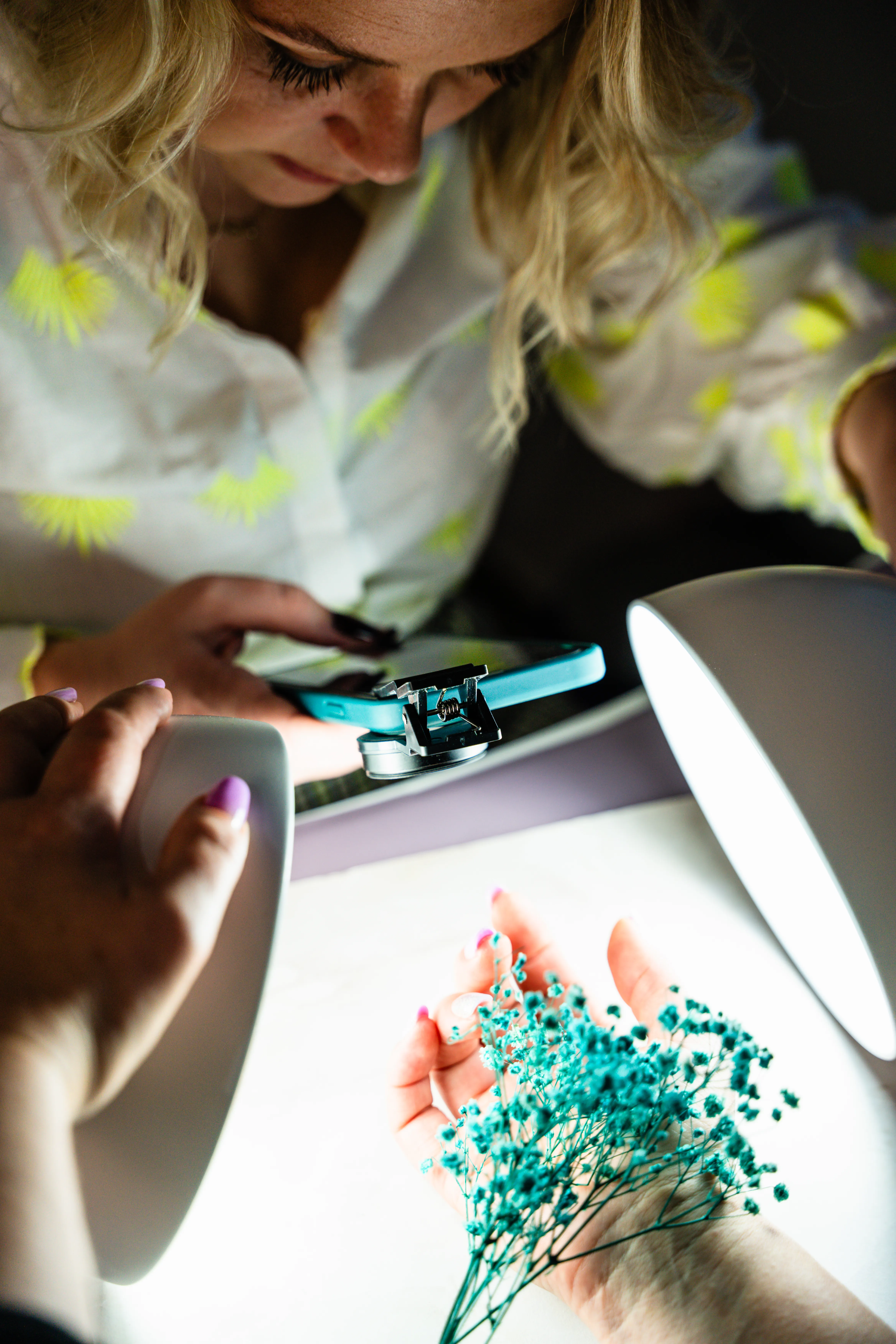 Tabitha Windels aan het werk als nagelstylist