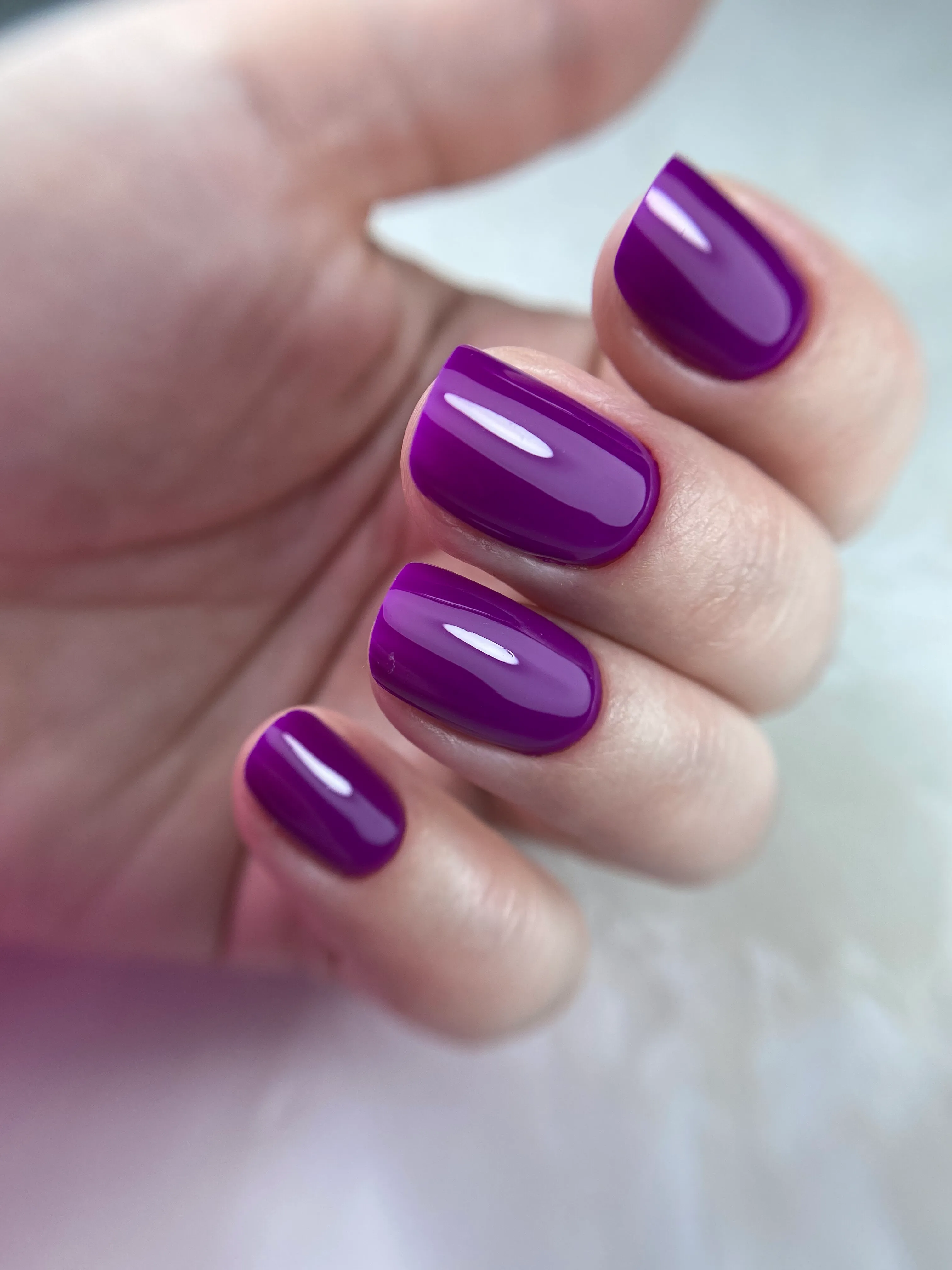 Heldere paarse nagels